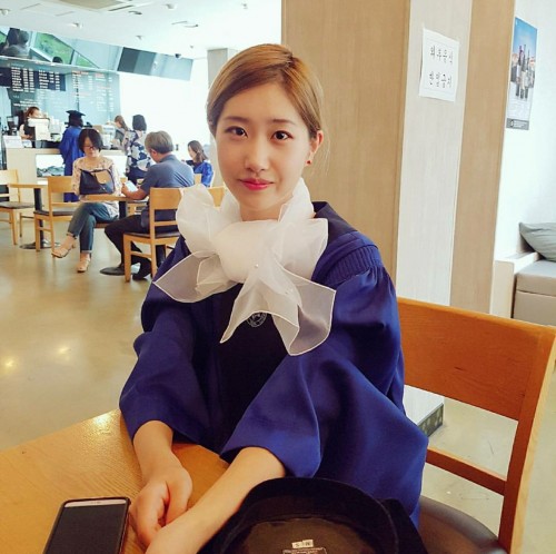 윤나은